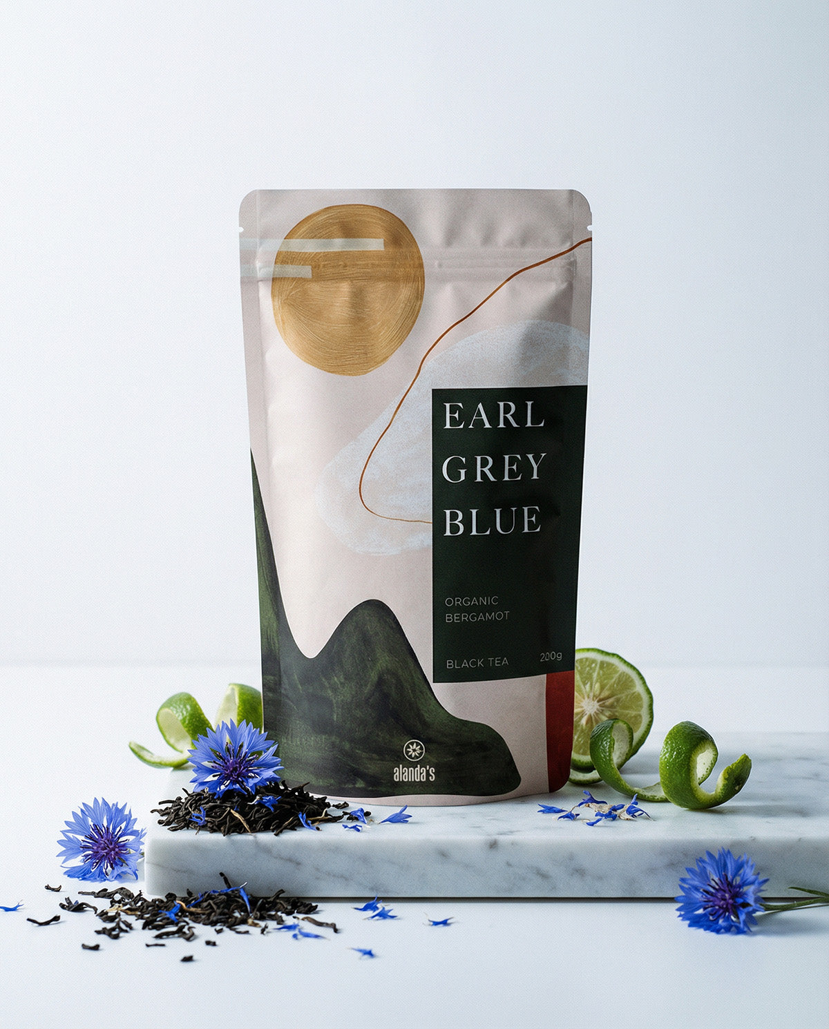 EARL GREY BLUE Schwarztee mit Bergamotte und Kornblumen von Alandas – Doypack auf Marmorsockel mit frischer Bergamotte