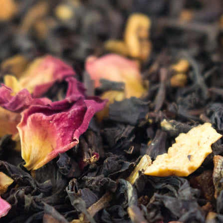 Alanda's Tea ISTANBUL loser Schwarztee Nahaufnahme – Rosenblüten, Zimt und Apfel Teeblattmischung