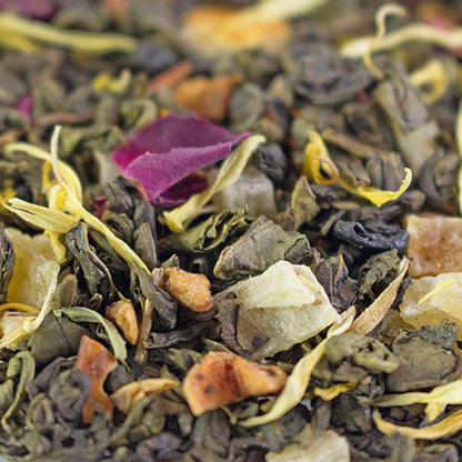 Alanda's Tea MANILA Grüntee Nahaufnahme – loser Tee mit Rosenblüten, Ananas, Papaya und Orangenschale