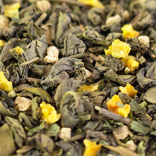 Alanda's Tea MARRAKECH loser Grüntee Nahaufnahme – Grünteeblätter mit gelben Blütenpfefferminze Zitrone