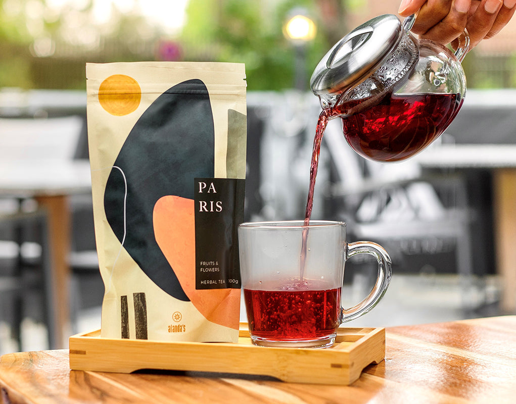 PARIS Früchtetee wird in Glaskanne aufgegossen – Roter Tee von Alandas