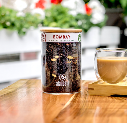 Alanda's Tea Aufbewahrungsglas 800ml mit BOMBAY Schwarztee und Doppelwandglas auf Holztisch – Lifestyle