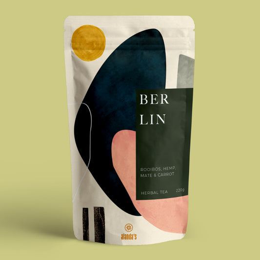 Alanda's Tea BERLIN Tee Nahaufnahme – loser Kräutertee mit Rooibosblätter, Hanf und Karottenzüge