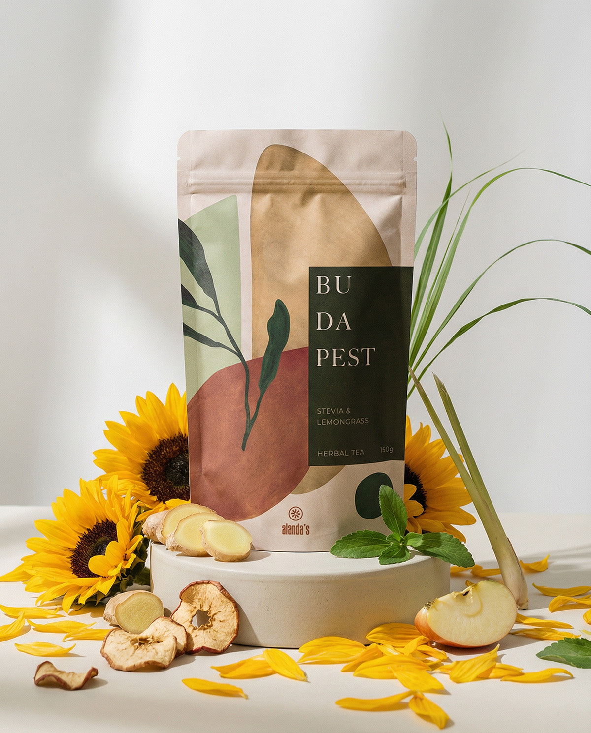 Alanda's Tea BUDAPEST Doypack Produktfoto mit Sonnenblumen, Lemongras, Ingwer und Apfel – Kräutertee kaufen