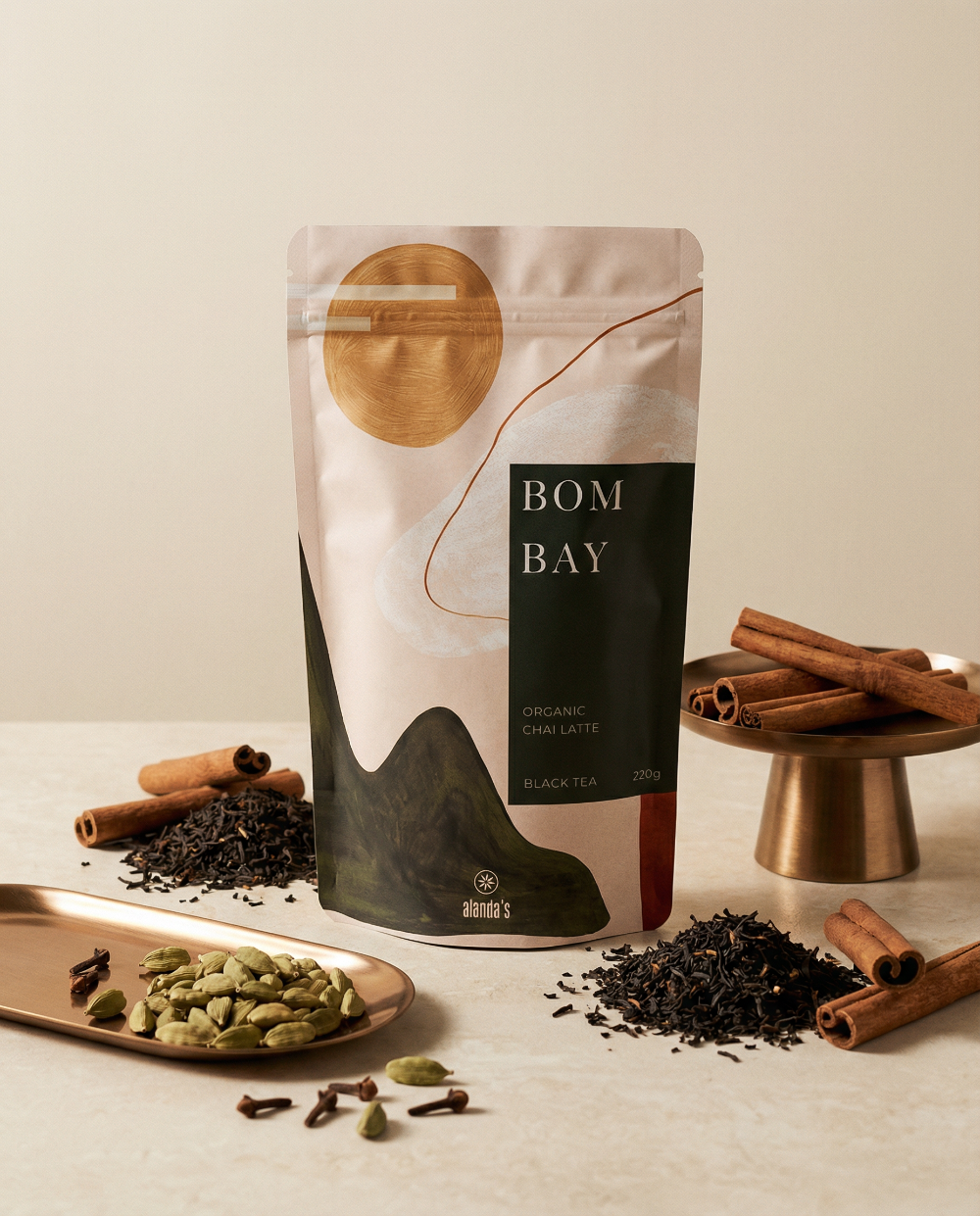 BOMBAY Organic Chai Latte von Alandas mit Kardamom, Nelken und Zimtstangen auf Marmortisch