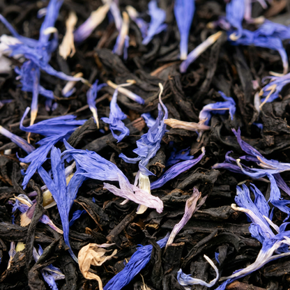Nahaufnahme EARL GREY BLUE Tee von Alandas – Schwarzer Rukeri Tee mit blauen Kornblumenblüten