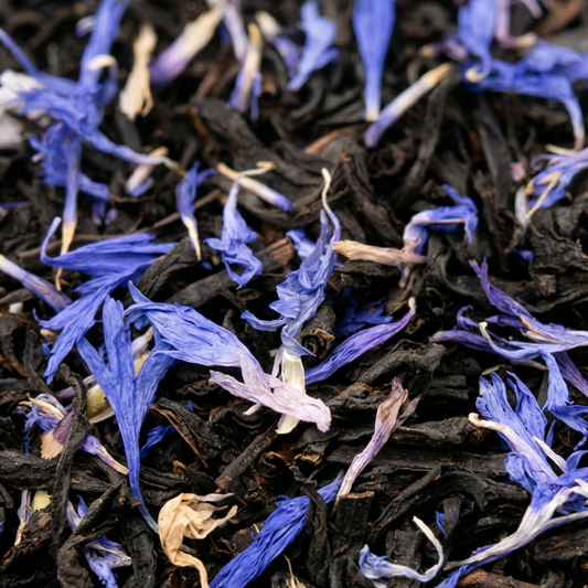 Nahaufnahme EARL GREY BLUE Tee von Alandas – Schwarzer Rukeri Tee mit blauen Kornblumenblüten