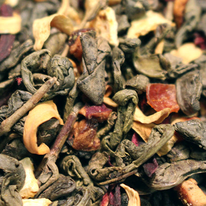 Alanda's Tea GRANADA Grüntee Nahaufnahme – loser Tee mit Hibiskus, Orangenschale und Früchten