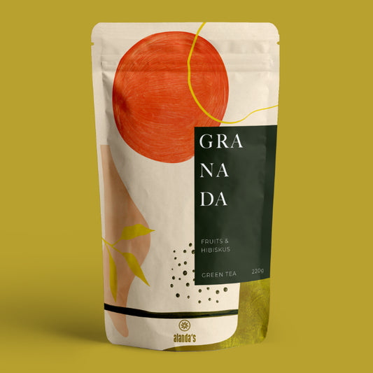 Alanda's Tea GRANADA Grüntee Nahaufnahme – Hibiskusblüten, Orangenschale und Grünteeblätter lose