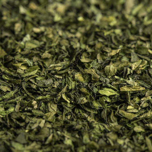 Geschnittene Pfefferminzblätter von Alanda's – Nahaufnahme loser Pfefferminztee Kräutertee Produktdetail