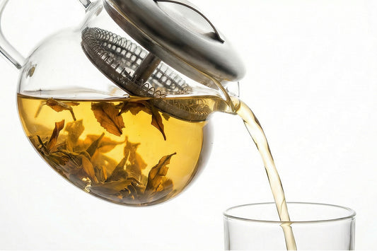 Glaskanne 350ml von Alandas – Tee wird aus Borosilikatglas-Teekanne mit Edelstahlsieb in Glas eingegossen