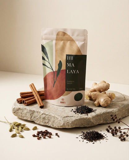 Alanda's Tea HIMALAYA Doypack mit Ingwerwurzel, Zimtstangen, Kardamom und Nelken auf Steinpodest