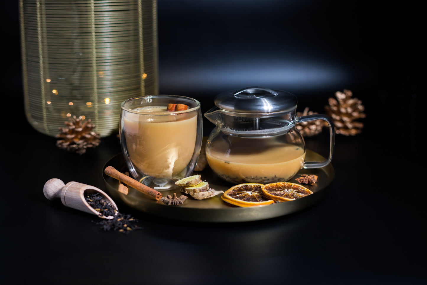 LONDON Schwarztee von Alandas zubereitet in Glaskanne und Teeglas mit Zimt, Orangenscheiben und Vanille