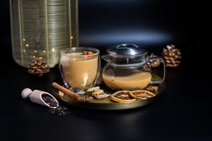 LONDON Schwarztee von Alandas zubereitet in Glaskanne und Teeglas mit Zimt, Orangenscheiben und Vanille