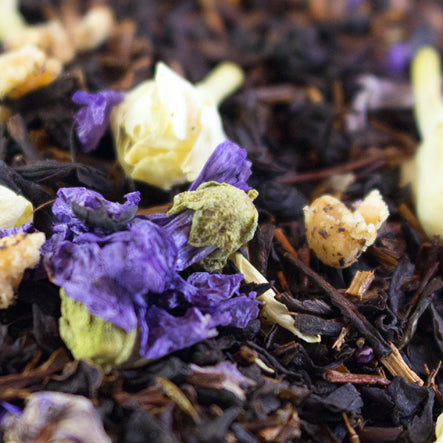 Alanda's Tea LONDON Doypack Produktfoto mit Jasminblüten, Karamell und Vanille auf Steinpodest