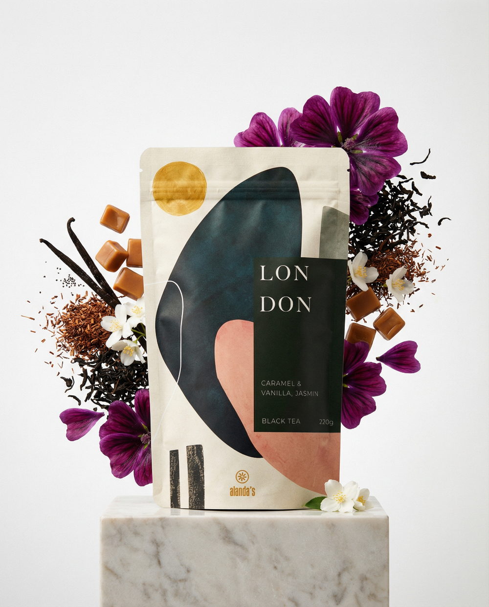 LONDON Schwarztee von Alandas mit Karamellstücken, Vanilleschoten und Jasminblüten auf Marmorsockel