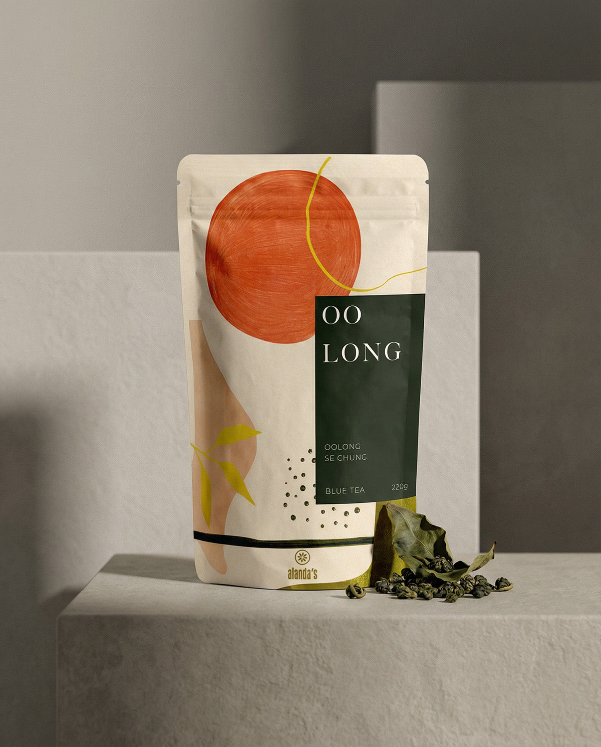 OOLONG Se Chung Blauer Tee von Alandas – Doypack auf Steinpodest mit losen Oolong-Blättern