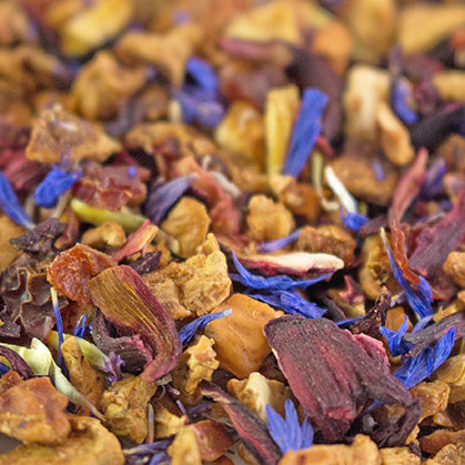 PARIS loser Früchtetee Nahaufnahme – Erdbeeren, Hibiskus und Kornblumenblüten von Alanda's Tea