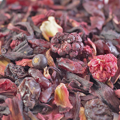 Nahaufnahme SCHWARZWALD Tee Zutaten von Alandas – Getrocknete Beeren, Brombeeren und Hibiskus