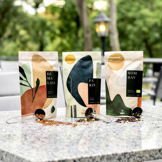 Alanda's Tea Experience Box – HIMALAYA, PARIS und BOMBAY Teebeutel mit Teesieben auf Marmortisch