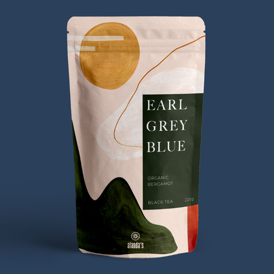 EARL GREY BLUE Schwarztee mit Bergamotte von Alandas – Organic 220g Doypack auf blauem Hintergrund