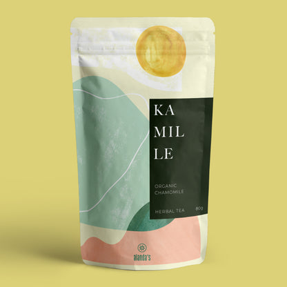 KAMILLE Ganze Kamillenblüten Kräutertee von Alanda's – Bio Organic Chamomile Doypack 80g auf gelbem Hintergrund