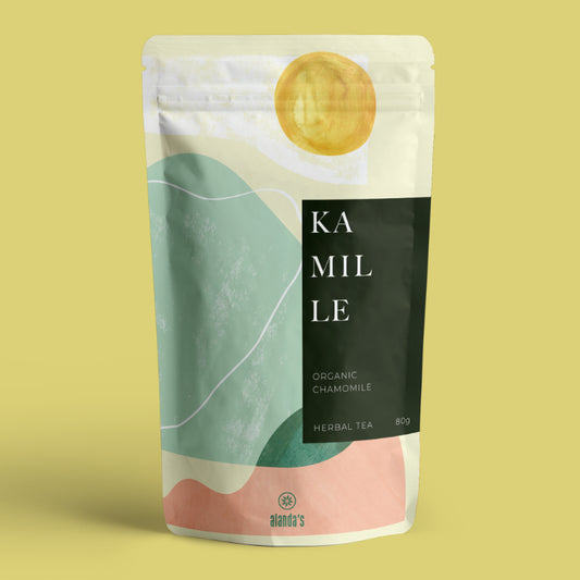 KAMILLE Ganze Kamillenblüten Kräutertee von Alanda's – Bio Organic Chamomile Doypack 80g auf gelbem Hintergrund