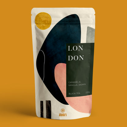 LONDON Schwarztee Caramel & Vanilla Jasmin von Alandas – 220g Doypack auf orangem Hintergrund
