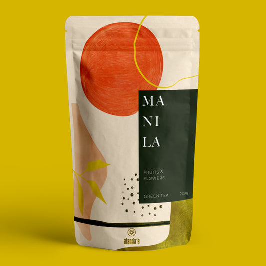 MANILA Grüner Tee von Alandas – Fruits & Flowers Green Tea 220g Doypack auf gelbem Hintergrund