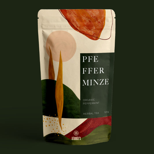 PFEFFERMINZE Kräutertee von Alanda's – Bio Organic Peppermint Doypack 120g auf dunkelgrünem Hintergrund