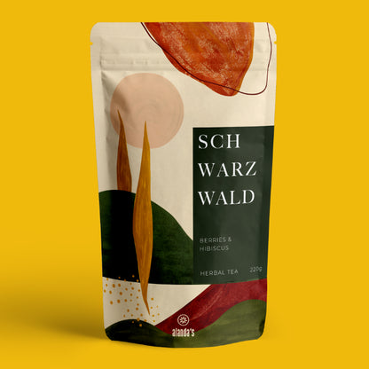 SCHWARZWALD Beeren & Hibiskus Tee von Alandas – Loser Kräutertee 220g Doypack auf gelbem Hintergrund