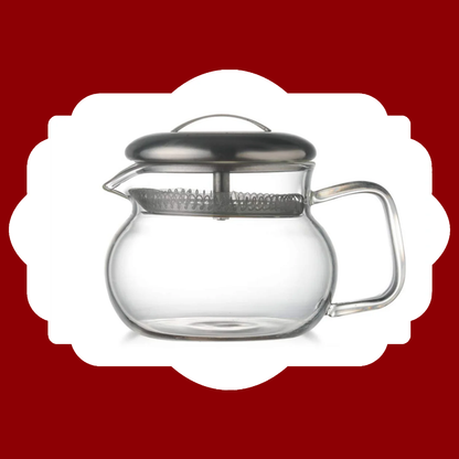 Glaskanne 2-teilig 350ml Borosilikatglas mit Edelstahlsieb von Alanda's – Teekanne für losen Tee auf rotem Hintergrund